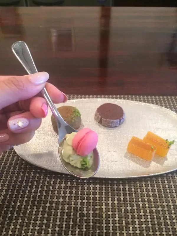 デザートコースの最後にだされるスイーツ