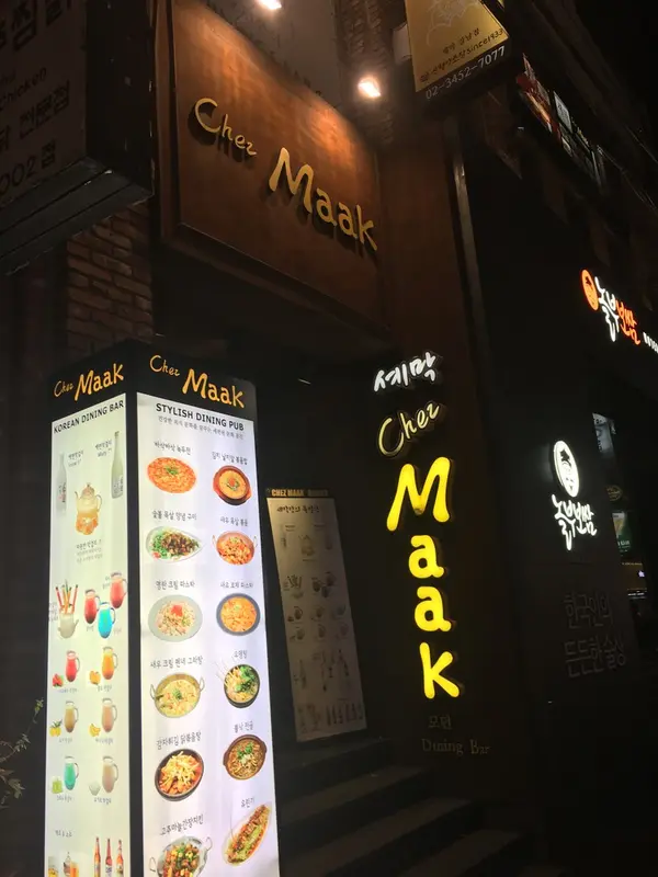 裏通りの2階にあります。