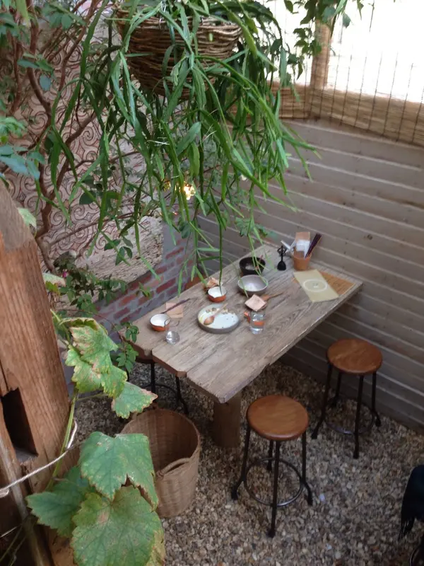 店内奥はサンルームの様な作りで地面が石なので外で食べている様な開放感ある席でお気に入り。