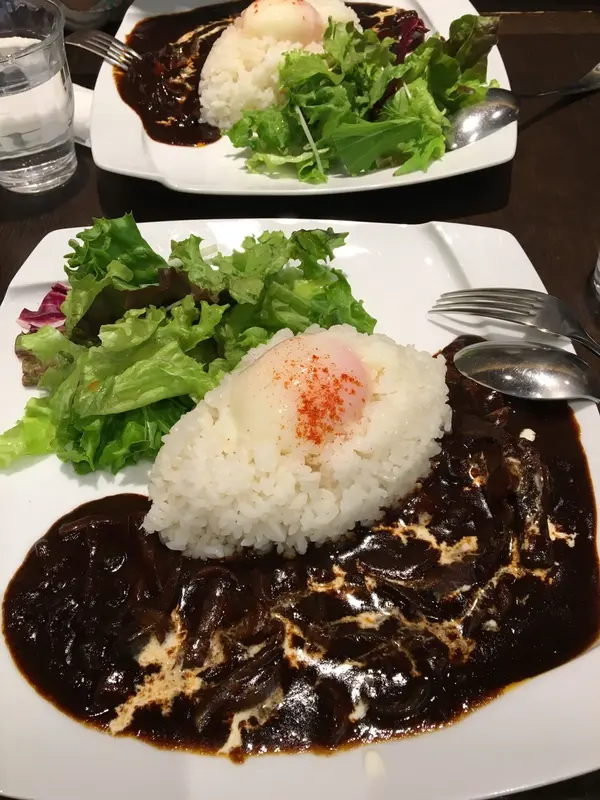 ランチ1番人気の半熟卵のハヤシライス