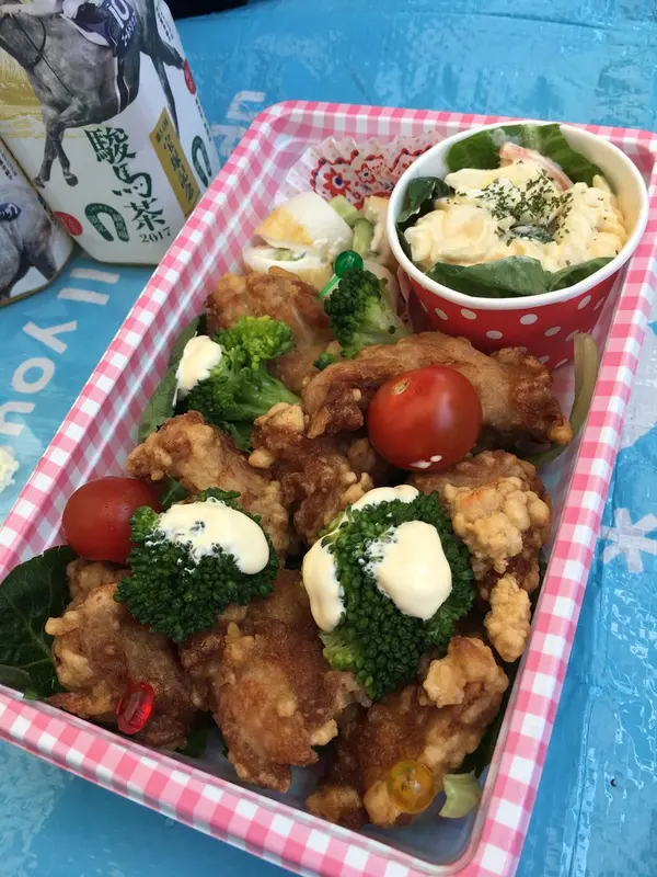 広場の木陰でシートをひいてランチタイム