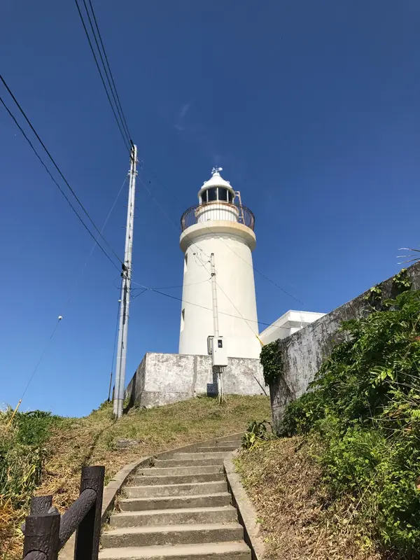 小道を上がって行く