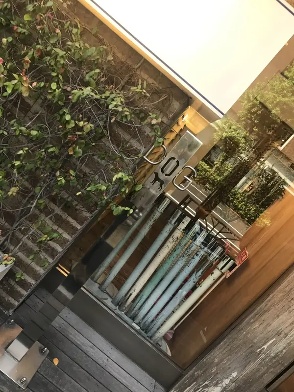 犬のリードをつけられるスタンドも！