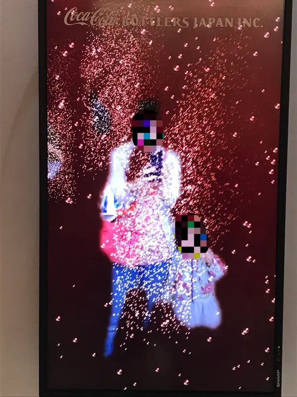 モニターの前に立つと…