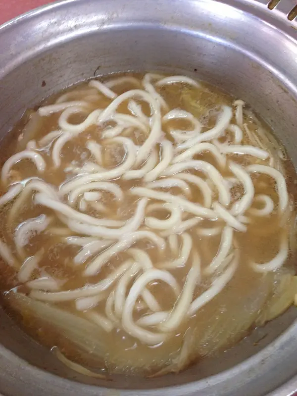 〆には中太のうどん。