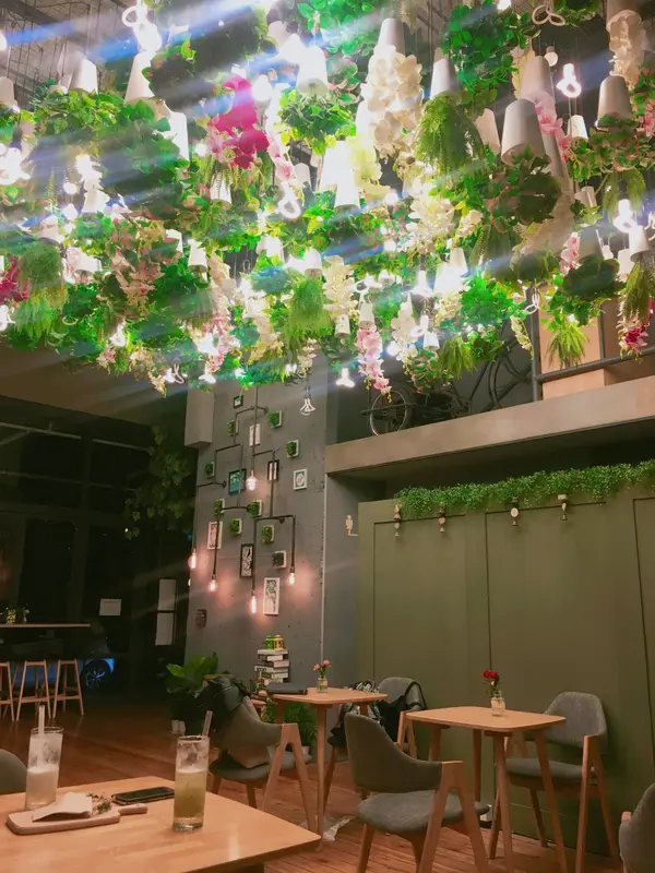 天井にお花とグリーンがたくさん