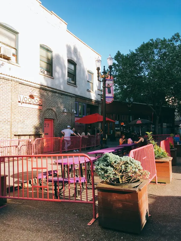 テラス席もピンク