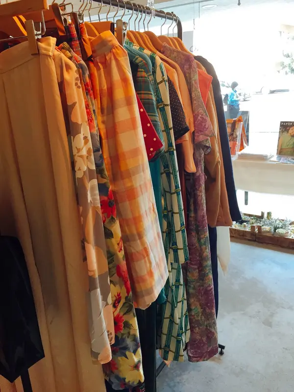 本屋に洋服