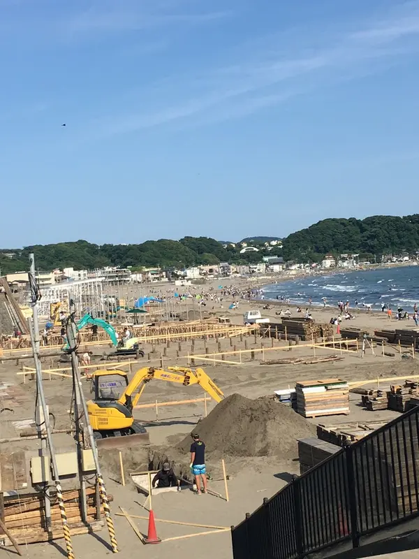 海の家作ってます