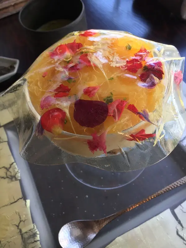 ビネガーゼリーの蓋には花弁が入ってる
