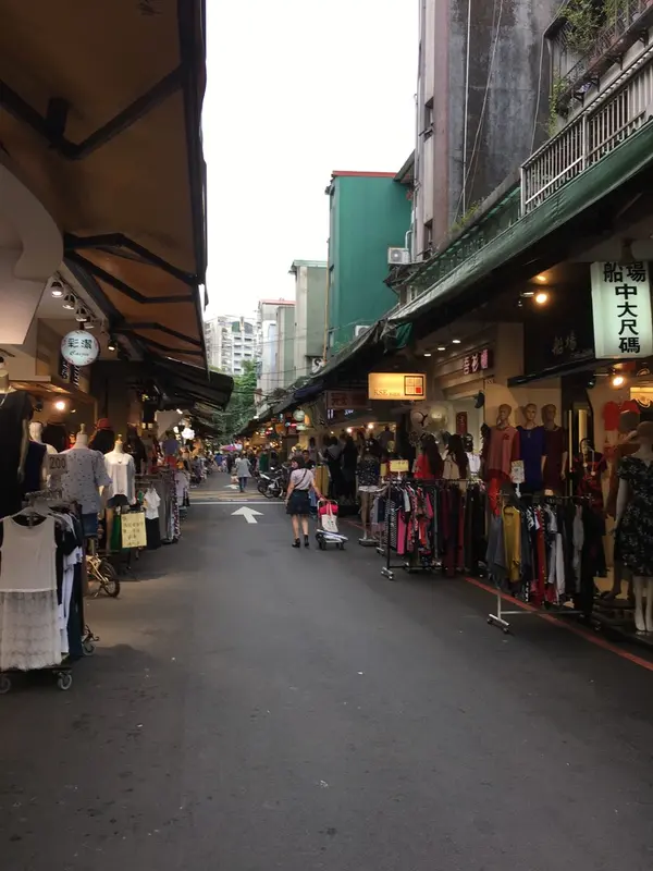 この通りは広い方。