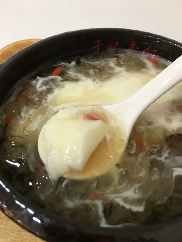 ぷるぷるの杏仁と透明な木クラゲのトッピング