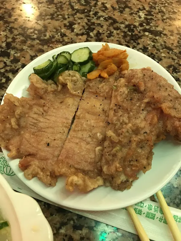 看板メニューの排骨飯。