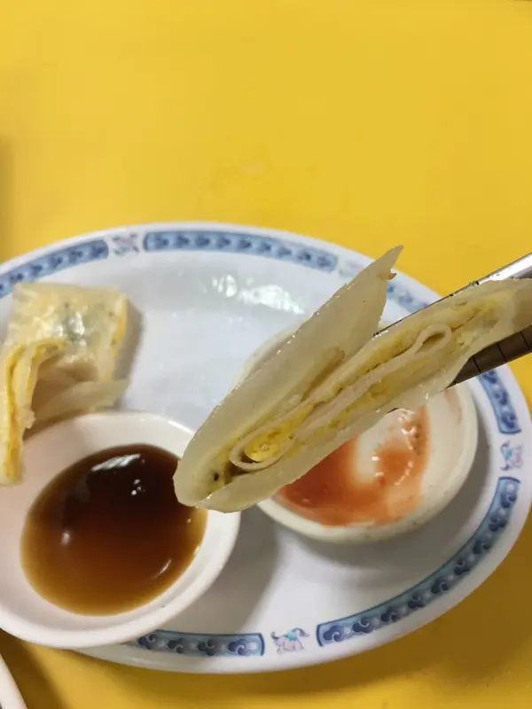 卵をクレープで巻いてます。