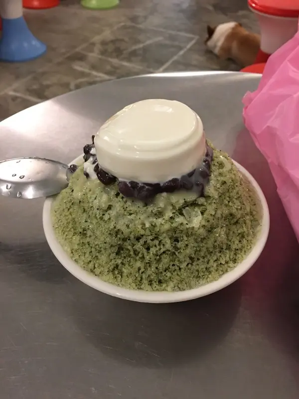 中にも小豆と黒糖の氷が仕込んであります。パンナコッタ乗せるのは台湾流なのか？