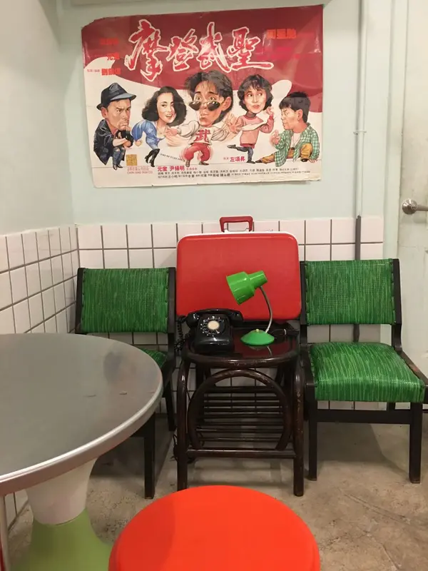 タイムスリップな感じの店内。