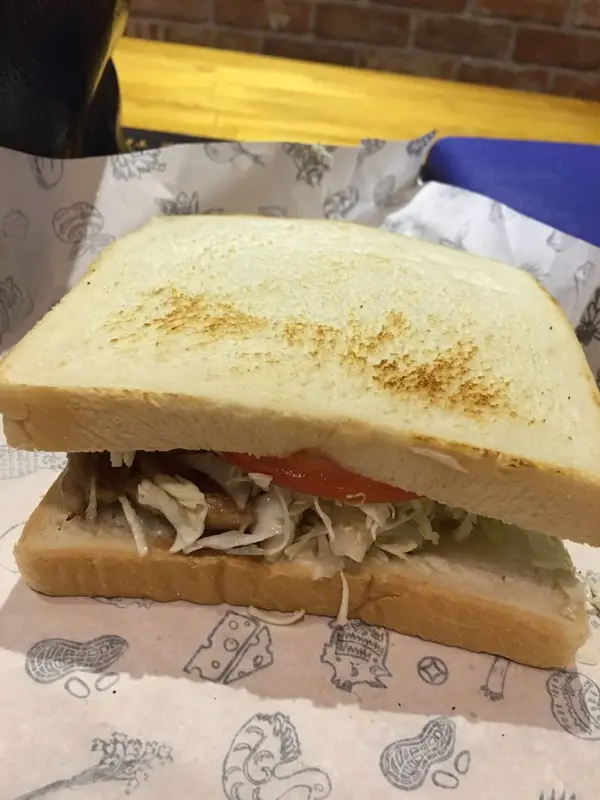 私はチキンの限定トーストに。