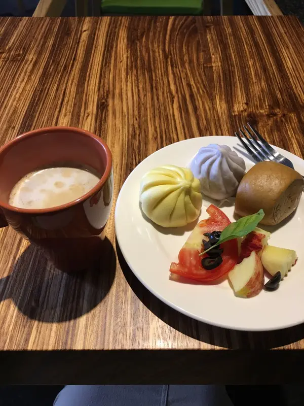 包子と野菜、りんご。