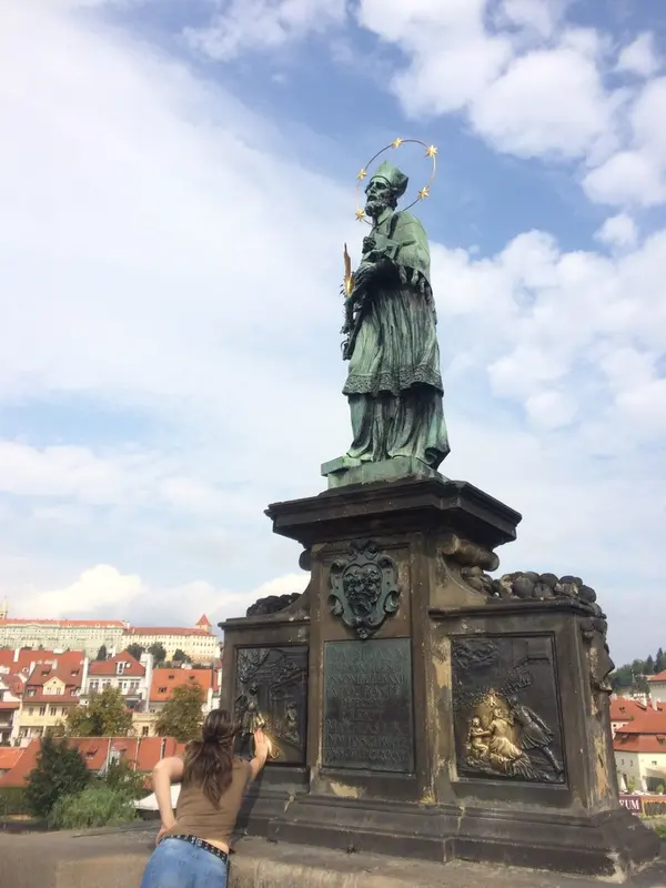 橋上最古のブロンズ像。パワースポットの台座は、このあと私も触りました（笑）