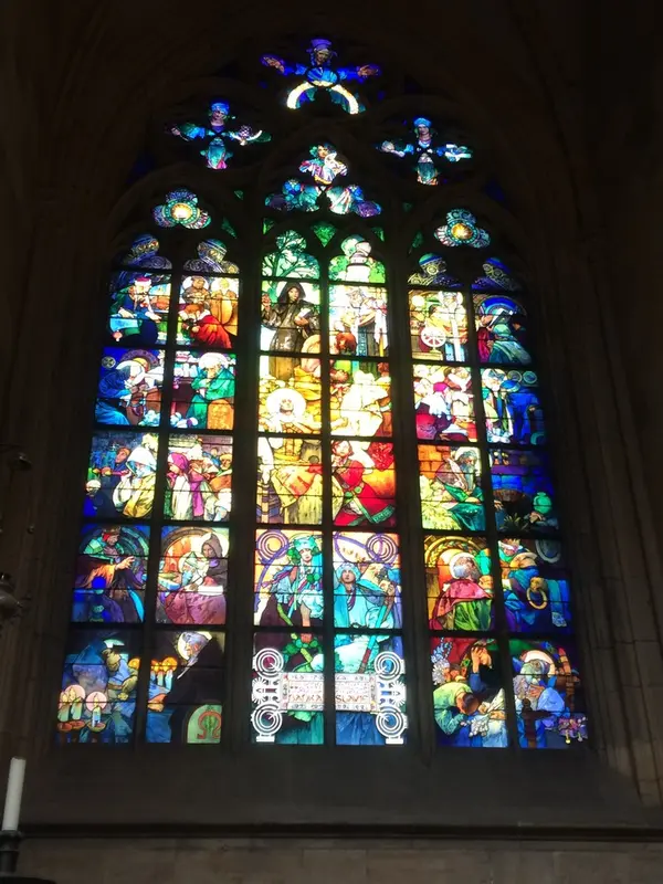 入り口の左側三番目はミュシャのステンドグラス