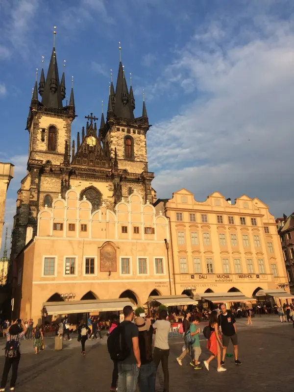 たくさんの人が行き交う街の中心部