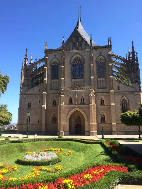 教会の前に広がるガーデンとのコントラストがとても素敵…♡お気に入りの一枚です。