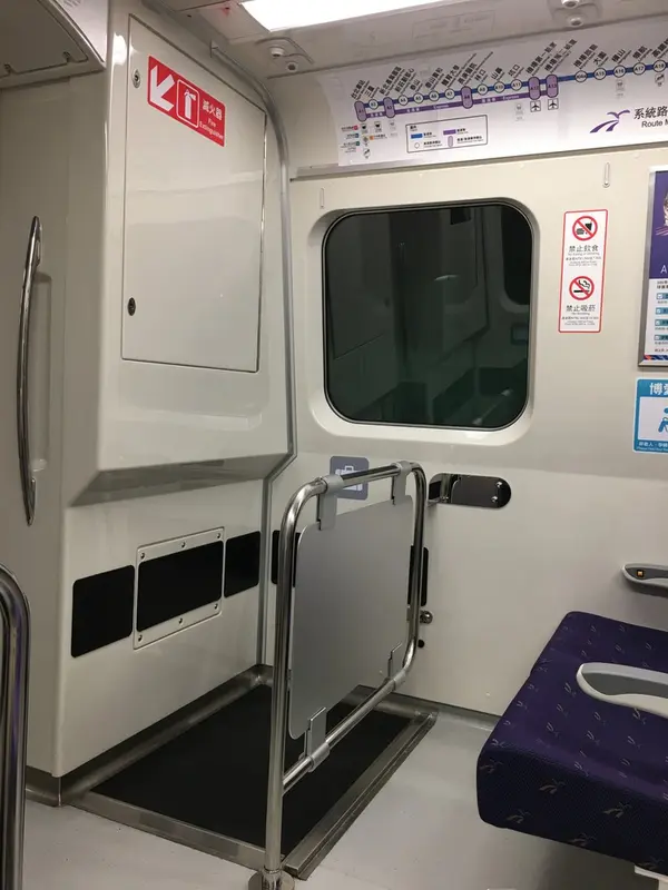 各車両、端の席がオススメ。