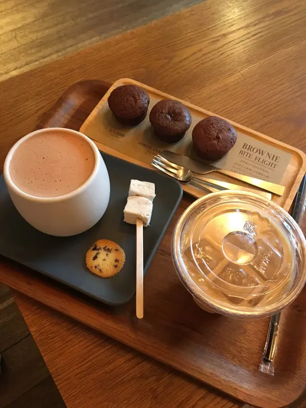 チョコレートドリンク&アイスラテ&ブラウニーの食べ比べ