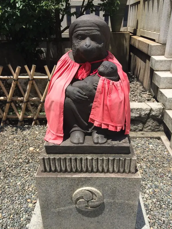 子供を抱いています