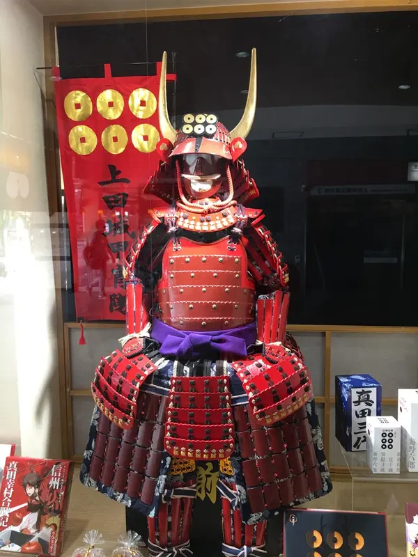 お土産屋のショーウィンドウ