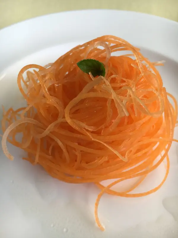 甘いフレッシュなキャロットをパスタのようにいただきます。