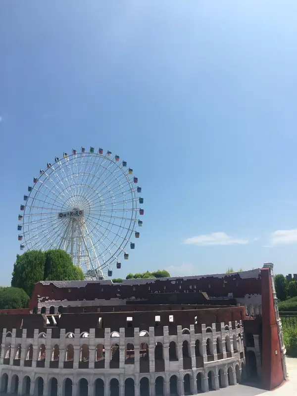 コロッセオのバックに観覧車