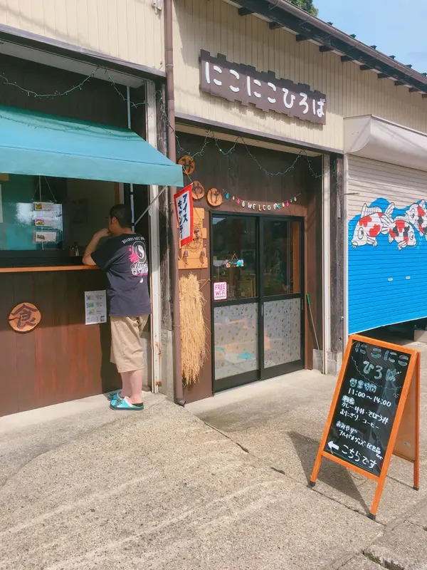 目の前のこのお店でコーヒーやアイスキャンディが買えます☕️