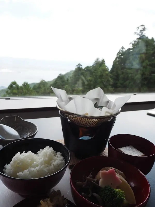 山の上の宿坊では絶景を見ながら精進料理が食べられます