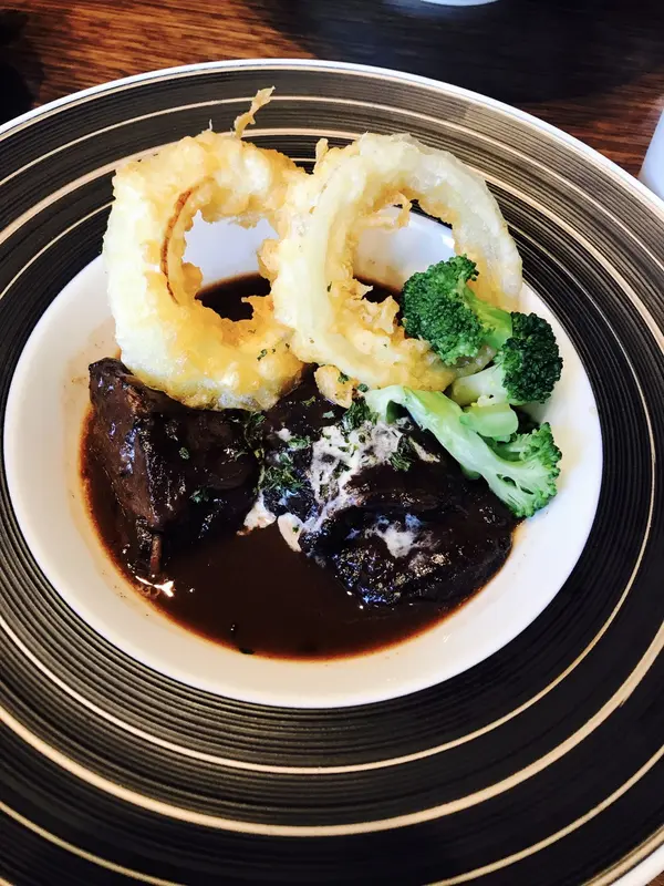牛ホホ肉のワイン煮込み