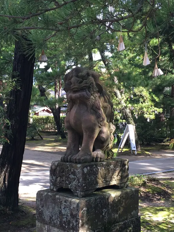 小首を傾げた狛犬さん＂阿＂