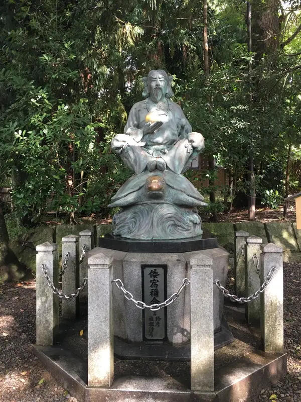 倭宿禰命（やまとすくねのみこと）の像