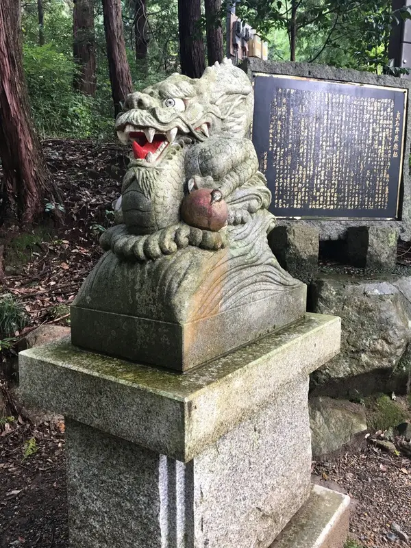 二の鳥居前の狛龍さん