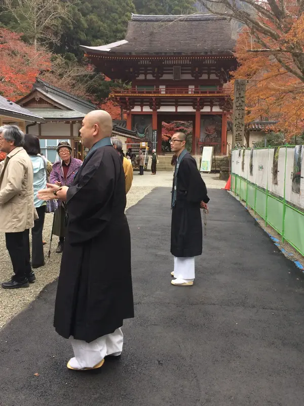 団体 は 案内して下さいました