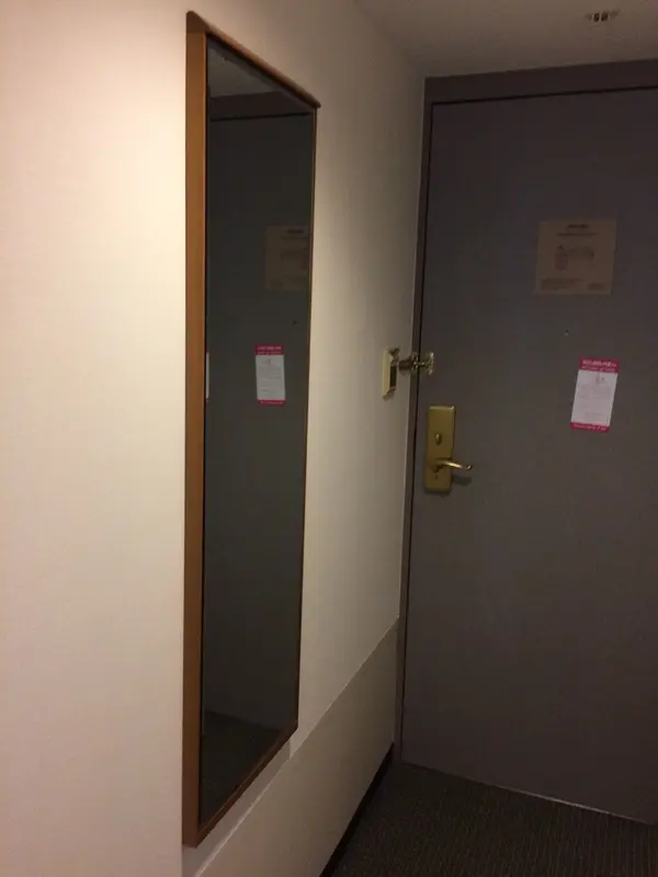 入り口の 姿見