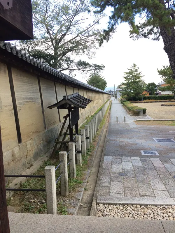 通り沿いの 壁に 聖徳太子 の住まい風景かいま見られるそうです