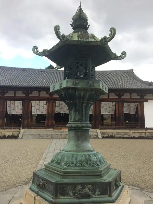 九つ目 の紋 が刻まれています。