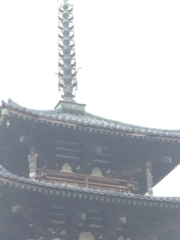 一番下の相輪に ４本 の竈が東西南北に竈の絵の部分をしたにしてさしています