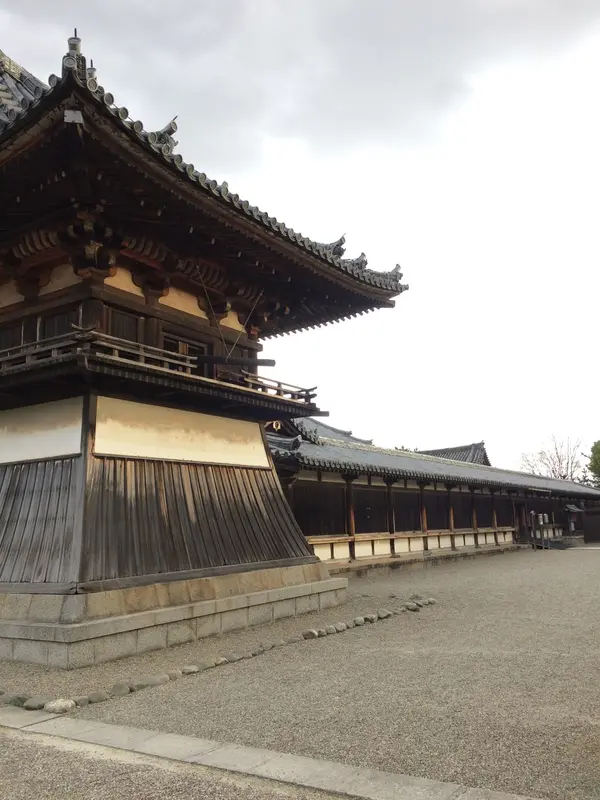 手前は鐘撞堂で「柿食えば 鐘が鳴るなり 法隆寺」の 鐘 です