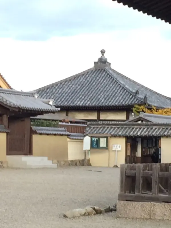 中宮寺 の 門