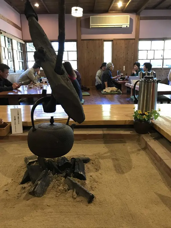 囲炉裏を囲んで。