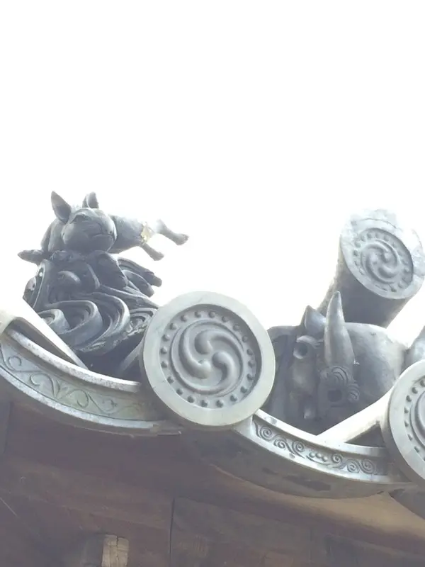 ウサギが水辺に映った月に向かって飛び込んだとか〜？ 🐇