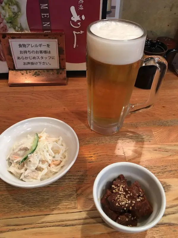 左はお通しです。右は定食についてます。