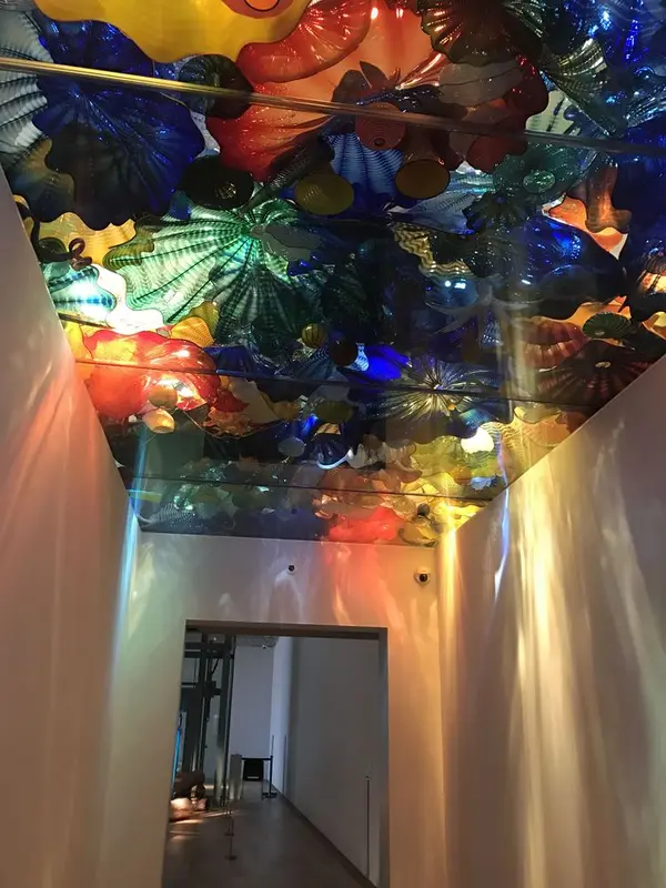 入り口を進むと