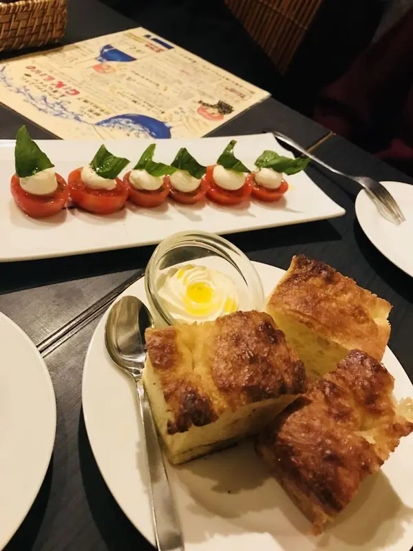 お通しのブリオッシュが美味しかった！